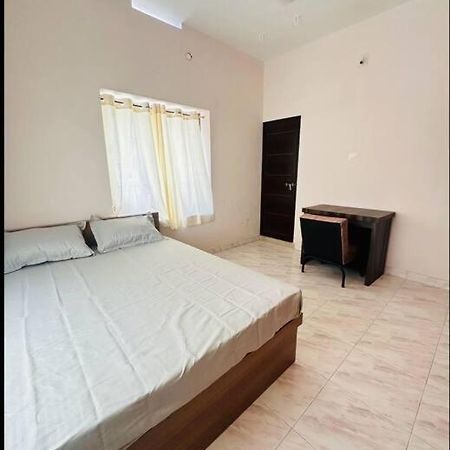 Home At Guruvayur 2 Ac Room,1 Single Bed,Kitchen Екстер'єр фото
